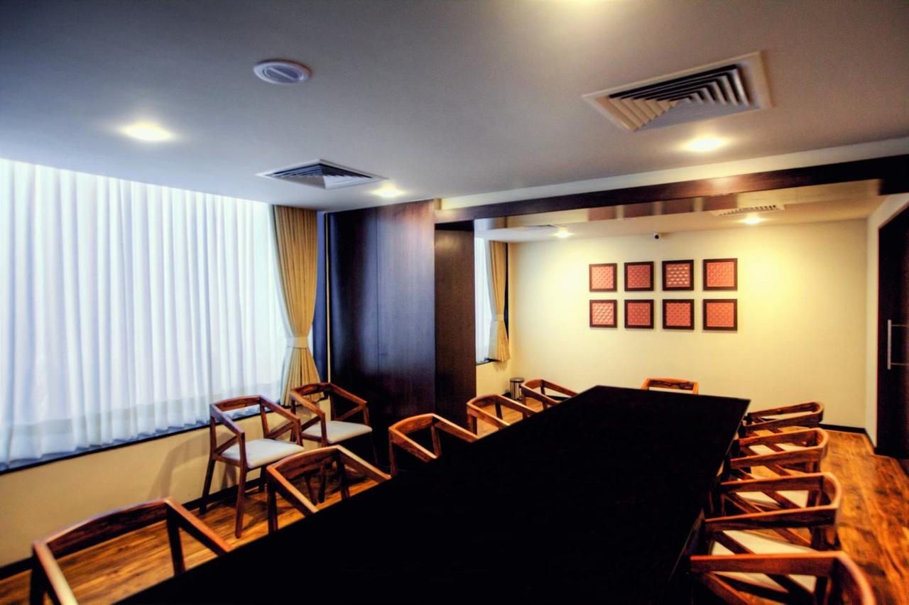 Minla Hotel Bangalore Bagian luar foto