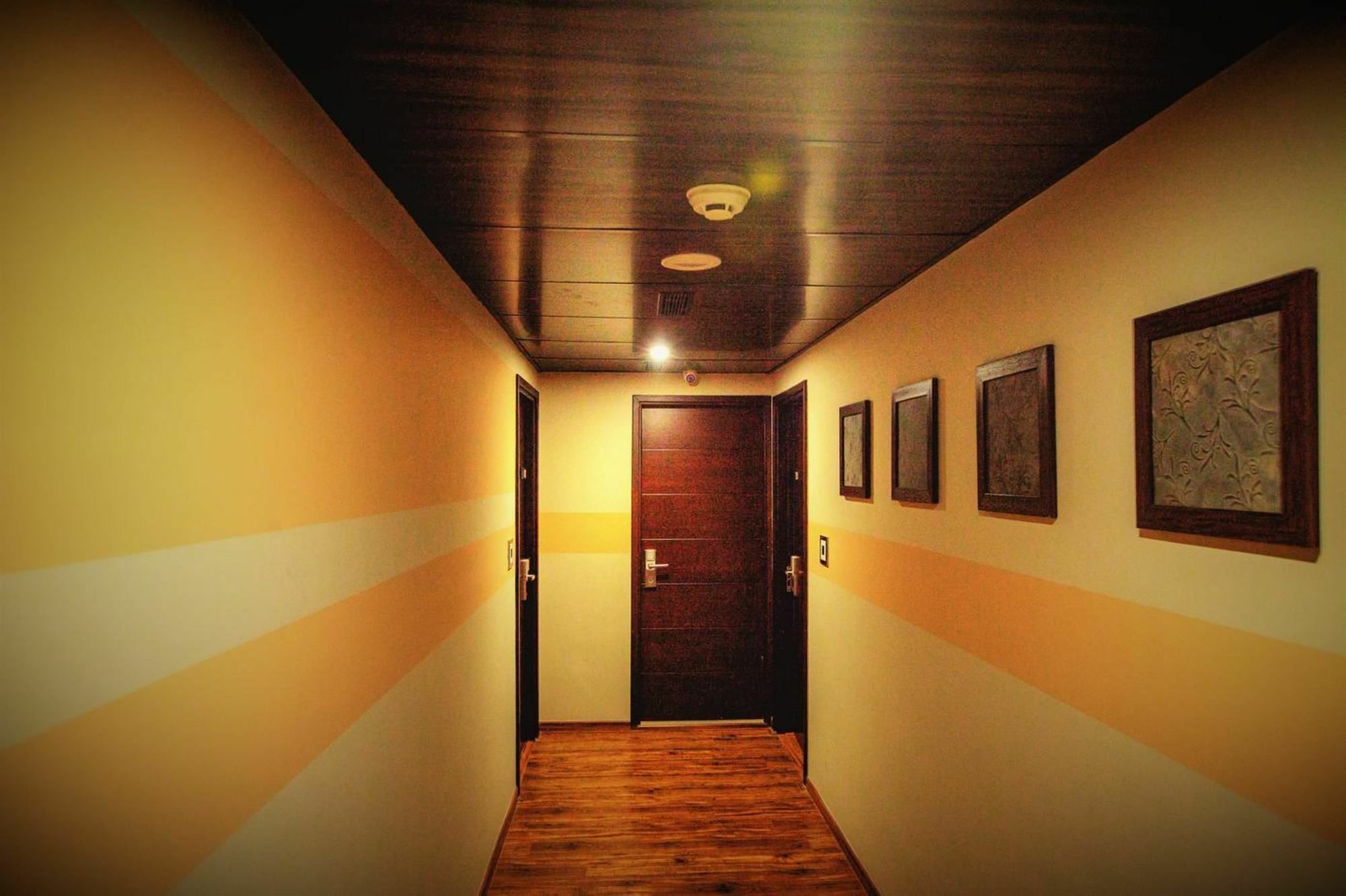 Minla Hotel Bangalore Bagian luar foto
