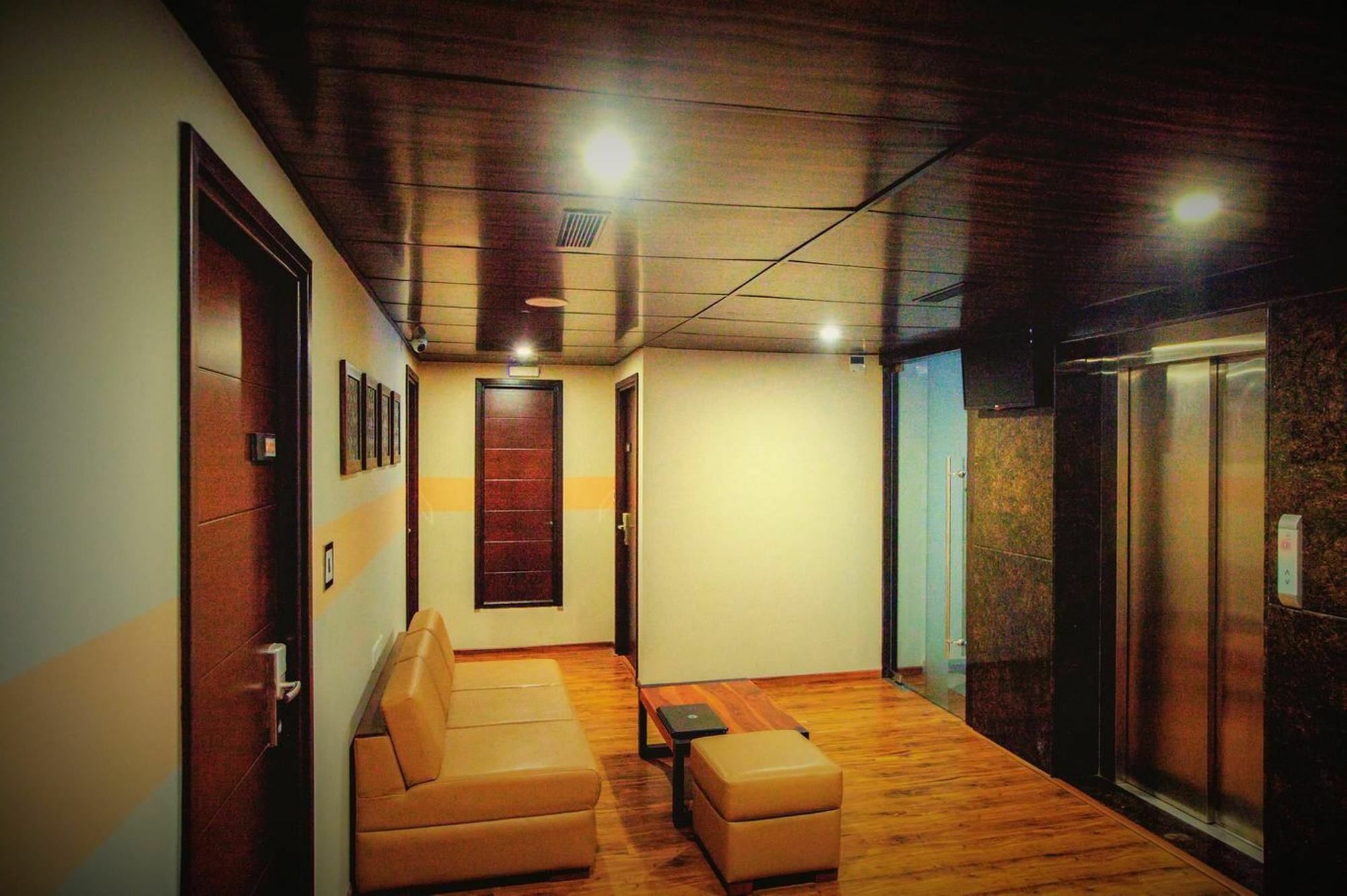 Minla Hotel Bangalore Bagian luar foto