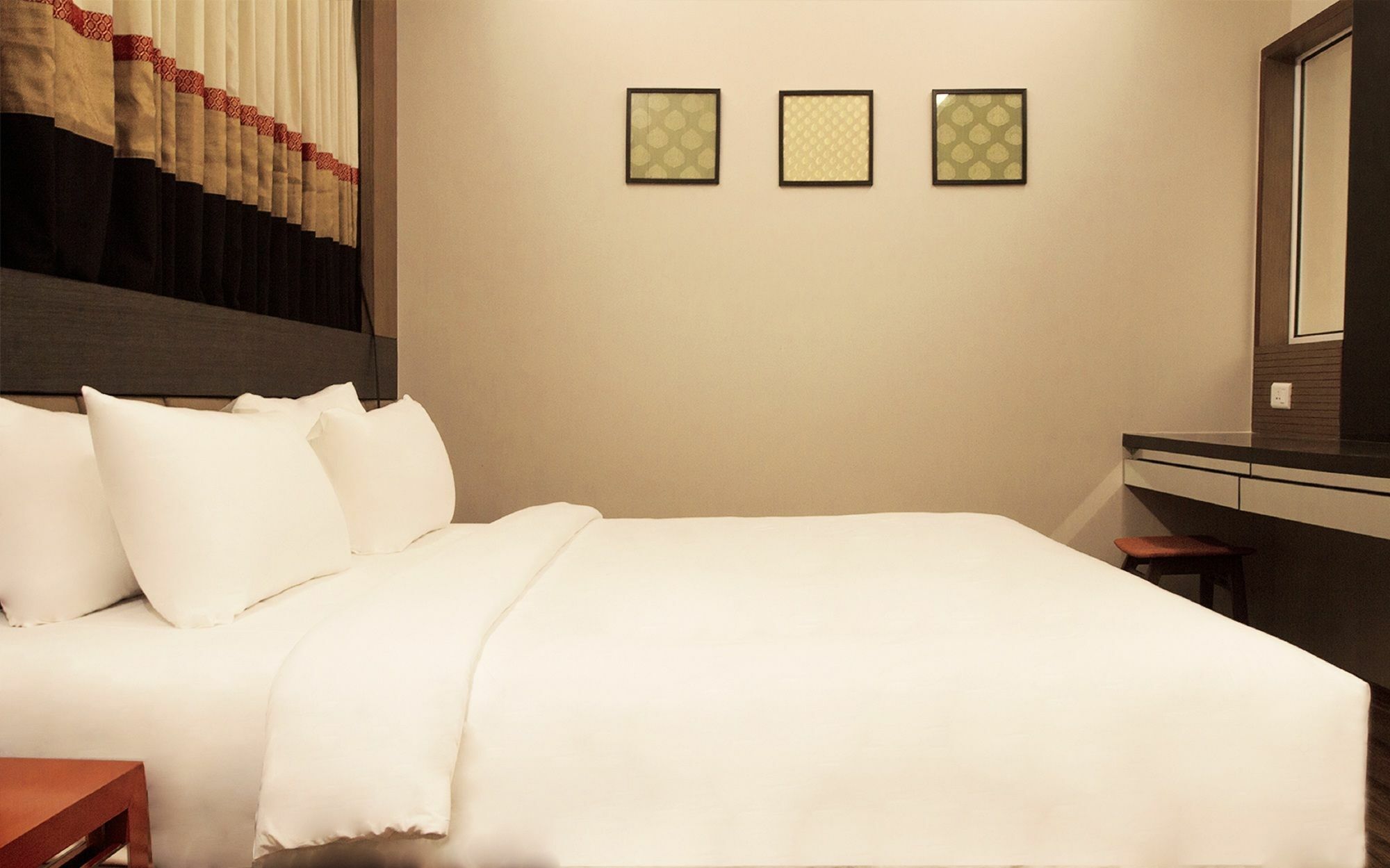 Minla Hotel Bangalore Bagian luar foto