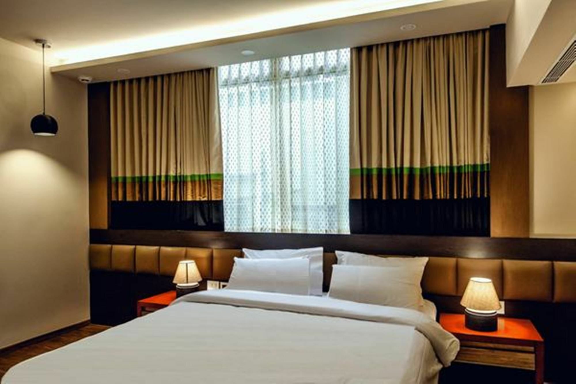 Minla Hotel Bangalore Bagian luar foto