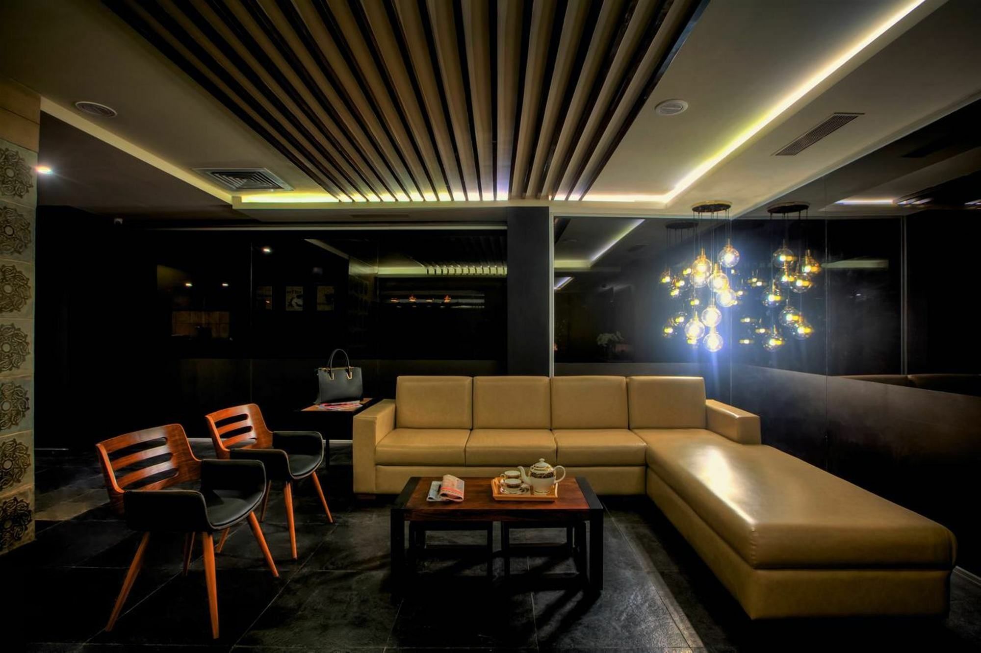 Minla Hotel Bangalore Bagian luar foto