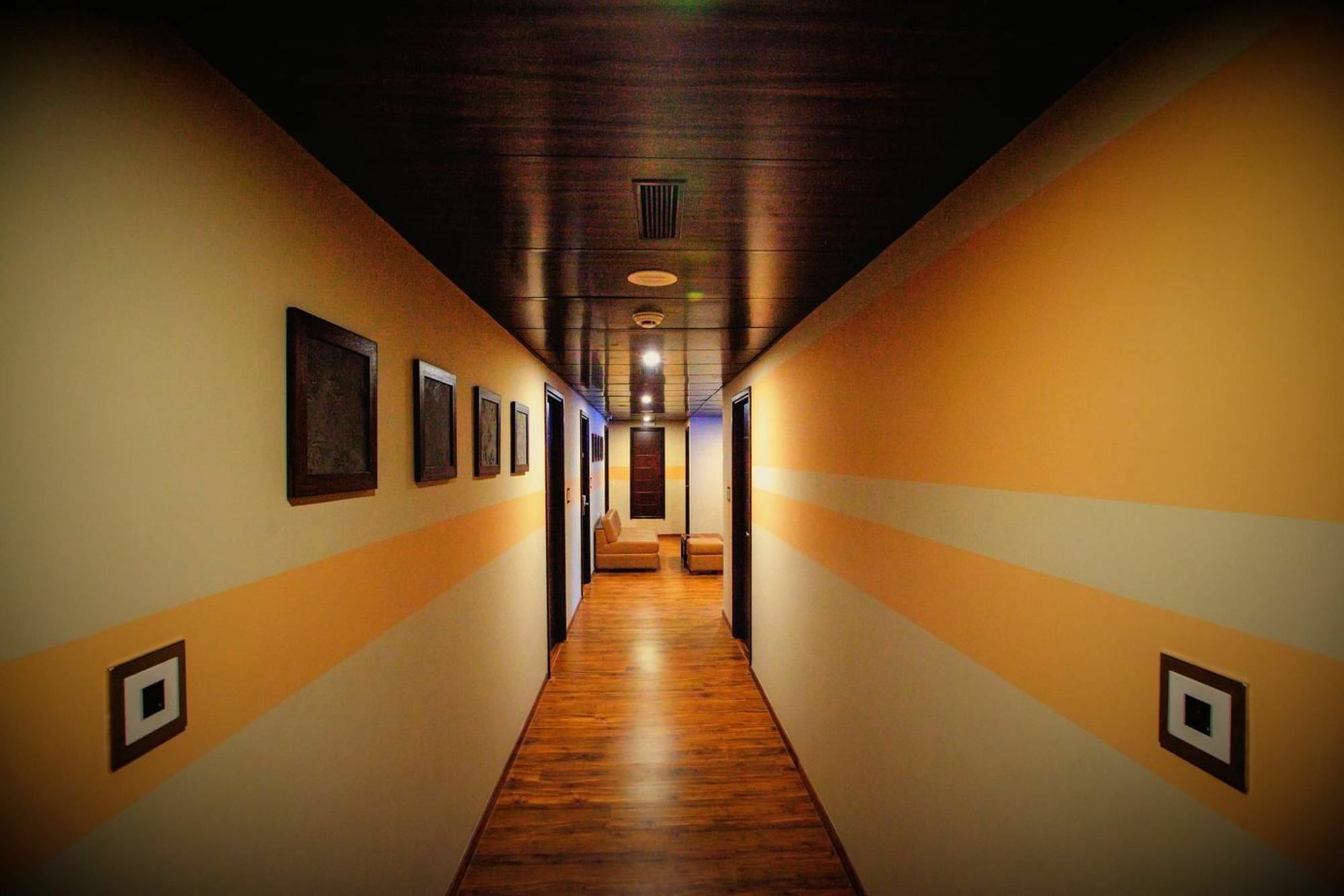 Minla Hotel Bangalore Bagian luar foto