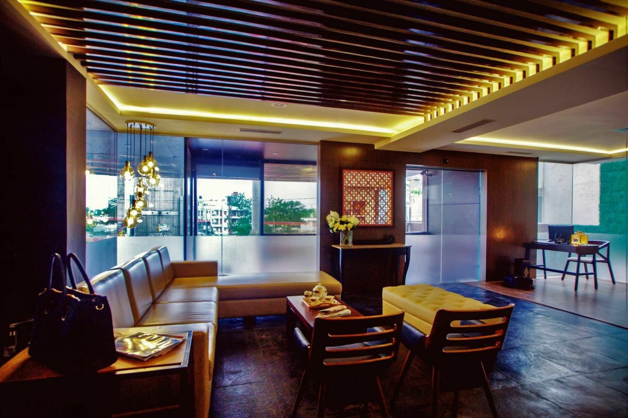 Minla Hotel Bangalore Bagian luar foto