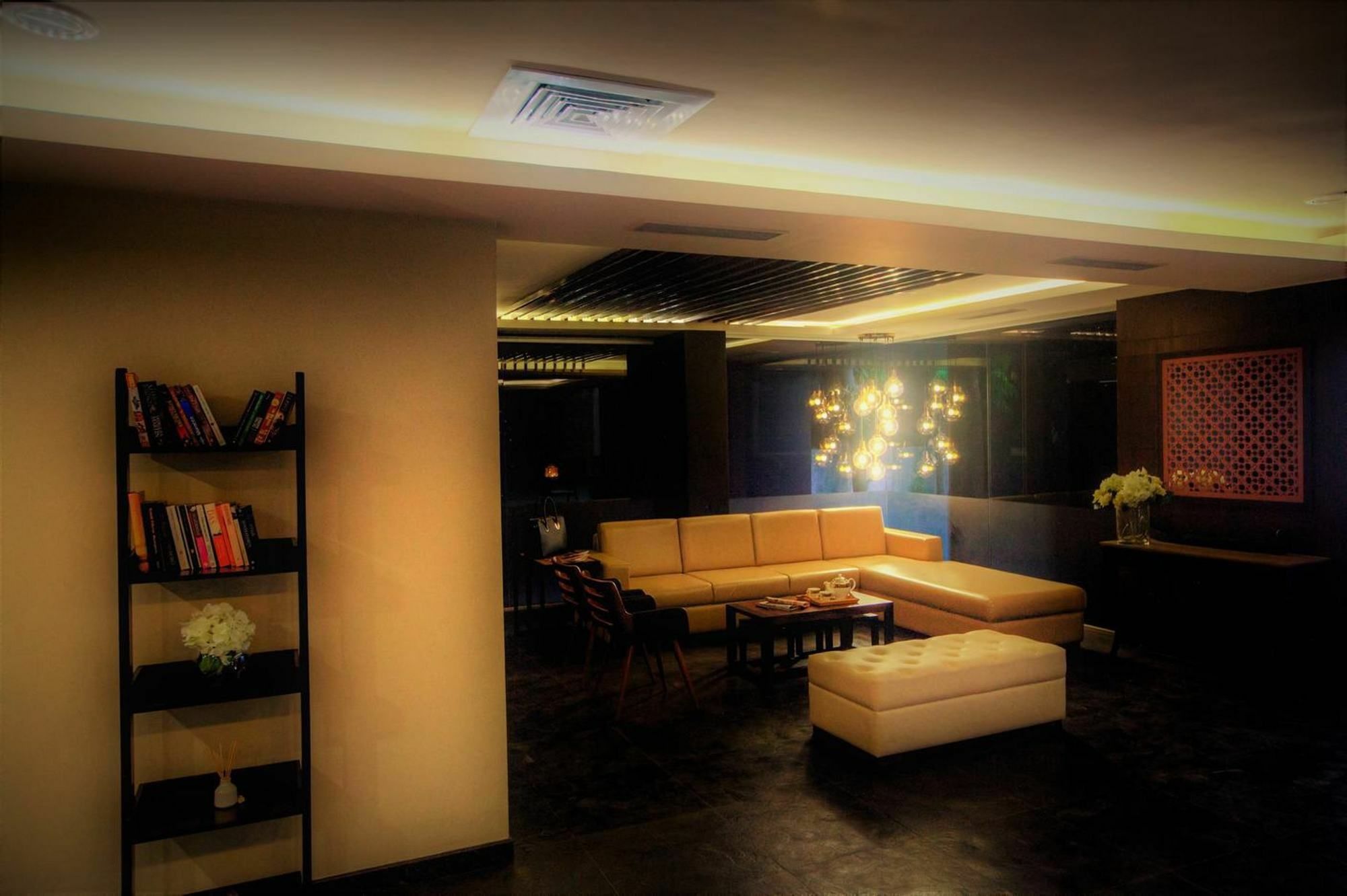 Minla Hotel Bangalore Bagian luar foto